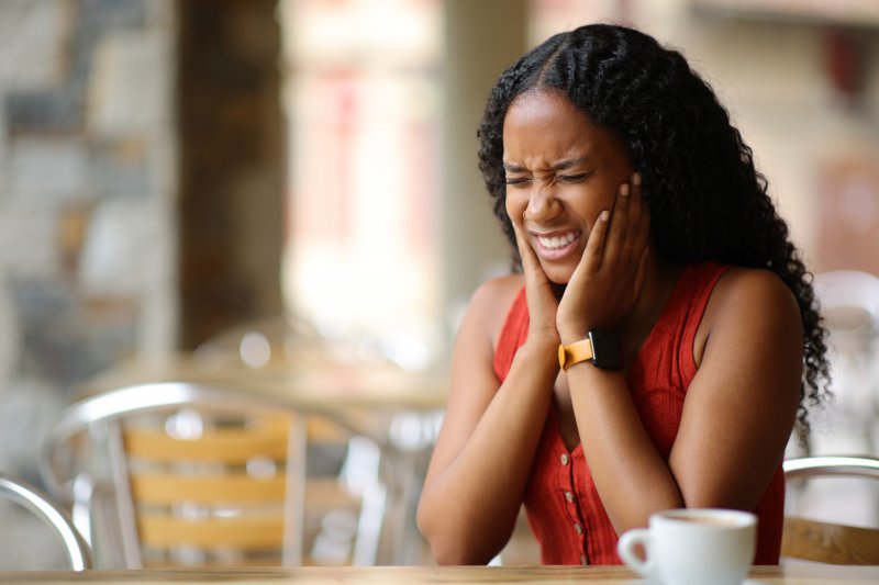 Woman with jaw pain 